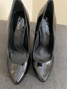 Aldo Black Patent Leather Closed Toe High Heels Size 6B Used